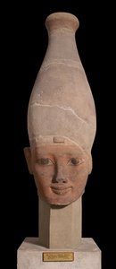 上エジプトの白い冠をかぶったファラオの頭部、紀元前1400年頃（土器）