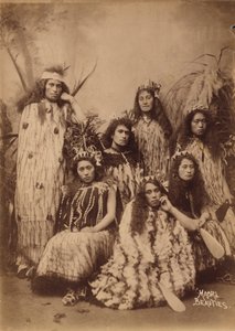 ニュージーランドのマオリ族の女性たち（モノクロ写真 作： New Zealand Photographer