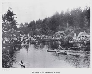 ニュージーランドのニュープリマス。レクリエーション・グラウンドの湖（モノクロ写真 作： New Zealand Photographer