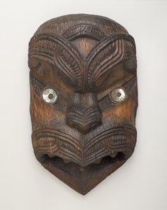 北島ギズボーンのゲーブルマスク（コルル）、1860年頃（木とパウア貝） 作： New Zealand School