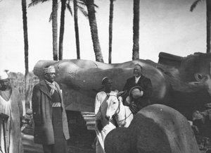 ラメセス2世の倒れた記念碑的な像、メンフィス、エジプト、c1890。