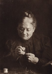 「針に糸を通す」（モノクロ写真） 作： Nichol Elliot