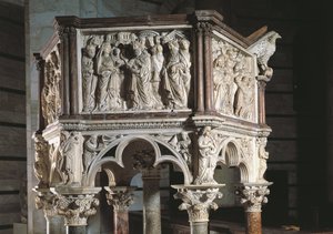 イタリア、トスカーナ州、ピサ、ミラコリ広場、聖ヨハネの洗礼堂、ニコラ・ピサーノによる説教壇 作： Nicola Pisano
