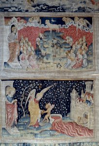 ヨハネの黙示録」（1373-1383）の掛け軸、n.47：シオン山の子羊。その下のn.55では、天使が地のぶどうの木を拾い上げ、そのぶどうの木が神の怒りの大桶に注ぎ込まれ、大桶が溢れて血が逆流しています。ニコラ・バタイユ（1330-1405）のタペストリー 作： Nicolas Bataille