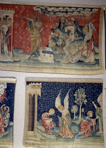 ヨハネの黙示録』（1373-1383年）の掛け軸、n.61：第5の天使はベテの盆地に瓶を注ぎ、第6の天使はユーフラテス川に空を注いだ。その下のn.70では、奉仕の仲間が聖ヨハネに口述し、自分ではなく神を崇拝するように助言しています。ニのタペストリー 作： Nicolas Bataille