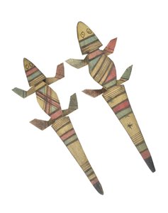 赤、緑、黒の幾何学模様が描かれた木彫りのワニの人形 北ナイジェリア、カノ、ハウサ族（塗装された木材 作： Nigerian Nigerian