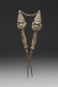 Oshugbo Societyの儀式用の形象トング（鋳造銅合金と鉄） 作： Nigerian Nigerian