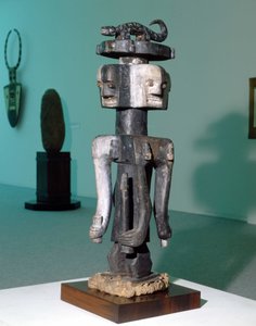 ピープルズ・アーツ「イジョ」（ナイジェリア）。男根を持つ神と思われるカルトキャラクターを描いた彫刻。 作： Nigerian Nigerian
