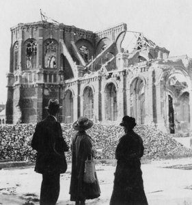 ノートルダム教会、フランス、アルマンティエール、第一次世界大戦の損傷、c1914-c1918 作： Nightingale and Co