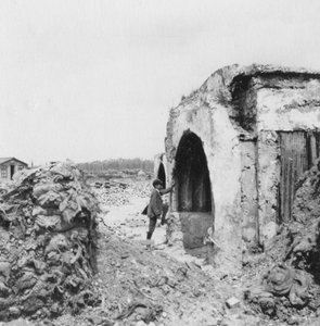 コンクリートでできており、段ボール鉄で裏打ちされたダグアウト、第一次世界大戦、c1914-c1918 作： Nightingale and Co