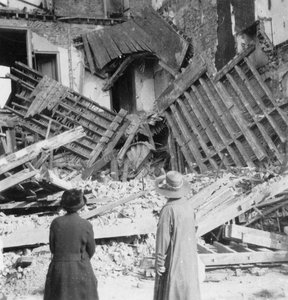 爆弾で破壊された家、アルメンティエール、フランス、第一次世界大戦、c1914-c1918 作： Nightingale and Co