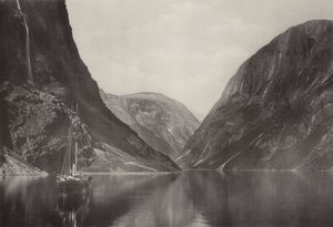 Vikingvang Hotel からの Naeroyfjord (白黒写真) 作： Norwegian Photographer