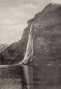 セブン シスターズ (滝) ガイランゲル (白黒写真) 作： Norwegian Photographer