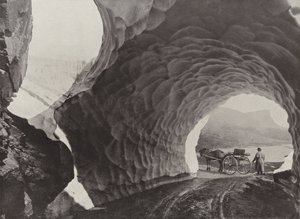 雪のトンネル、Hauklid Pass 作： Norwegian Photographer
