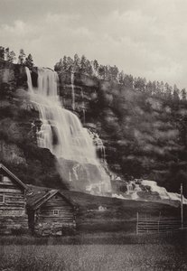 Tvindefos (白黒写真) 作： Norwegian Photographer