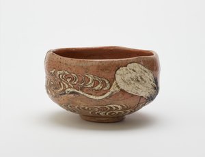 19世紀後半の鶴と流れる水のデザインのケンザンスタイルの茶碗（赤い粘土、白いスリップ、透明な鉛釉の下の鉄の顔料） 作： Ogata (style of) Kenzan
