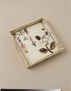 18世紀初頭の梅のデザインのケーキプレート（酸化鉄と透明な釉薬を使ったセラミック）
