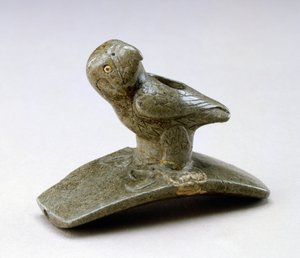 ファルコンエフィジーパイプ、紀元前200年〜西暦100年（パイプストーンとリバーパール） 作： Ohio Hopewell culture