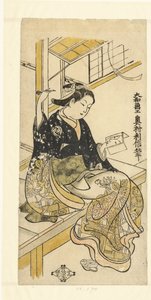 手鏡を持つ女性