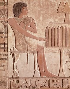 パン（塗られた石）が付いている供物台の前に座っている故人を描いたレリーフ 作： Old Kingdom Egyptian