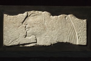 浮彫の断片、5-6王朝、2454-2140 BC（石灰岩）