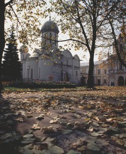 ラドネジの聖セルギウスの墓があるトリニティ大聖堂、1422年 作： Old Russian Architecture