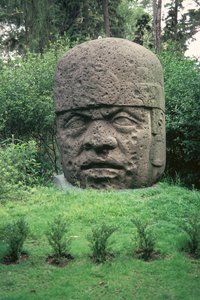 巨大な頭 作： Olmec
