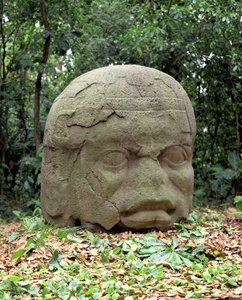 巨大ヘッド26、前古典期 作： Olmec