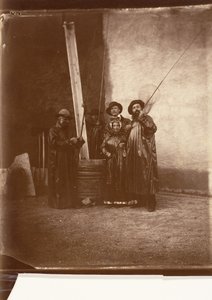 [釣りの衣装を着たアーティスト、母親、友人]、ca. 1860年。 作： Olympe Aguado
