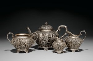 19世紀後半のRepousse 4ピースティーセット 作： Oomersi Mawji