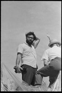フランシス・フォード・コッポラ監督、「フィニアンの虹」の撮影現場にて（1968年）（モノクロ写真 作： オーランド・スエロ