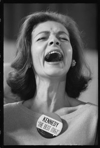 選挙の夜に「Kennedy The Best Man」のピンバッジをつけたローレン・バコール氏 作： オーランド・スエロ