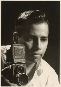 Rolleiflexカメラで撮影されたOrlando Sueroのポートレート（1954年頃）（モノクロ写真 作： オーランド・スエロ