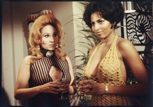 1970年、「人形の谷を越えて」の撮影現場でエキストラとして参加したパム・グリエ（写真）。