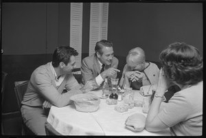 ポール・ニューマン、モート・サール、ジョアン・ウッドワードの3人が夕食時に冗談を言い合う様子 作： オーランド・スエロ