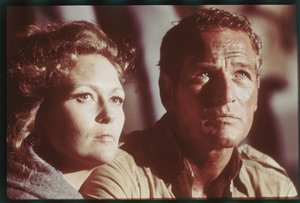 ポール・ニューマンとフェイ・ダナウェイ、「タワーリング・インフェルノ」の撮影現場で 作： オーランド・スエロ