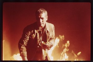 ポール・ニューマン、「タワーリング・インフェルノ」の撮影現場で 作： オーランド・スエロ