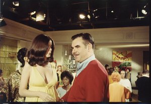 ラス・メイヤーと「人形の谷を越えて」のセット（1970年）（写真