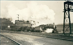 ユニオンステーションを出発する鉄道列車（セントルイス 作： Oscar C. Kuehn