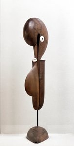 グロテスク（木彫作品 作： Oskar Schlemmer
