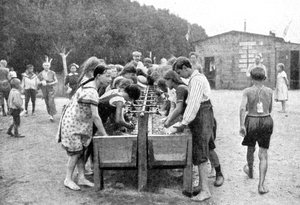1922年のドイツの夏休みキャンプでの食器洗い。 作： Otto Haeckel