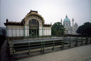 アールヌーボー：建築家オットー・ワーグナー（1841-1918）が手がけた地下鉄カールスプラッツ駅のパビリオン（現在はカフェ）の様子（ウィーン分離派）1894-1899年 オーストリア・ウィーン 作： Otto Wagner