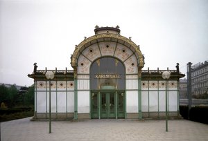 アールヌーボー：建築家オットー・ワーグナー（1841-1918）が手がけた地下鉄カールスプラッツ駅のパビリオン（現在はカフェ）の様子（ウィーン分離派）1894-1899年 オーストリア・ウィーン 作： Otto Wagner