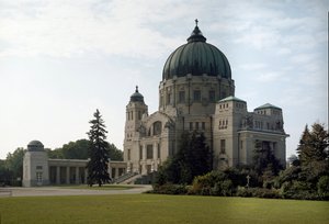 建築家オットー・ワーグナー(1841-1918)による家族の墓の眺め（ウィーン分離派）。ヒーツィング墓地、ウィーン、オーストリア 作： Otto Wagner