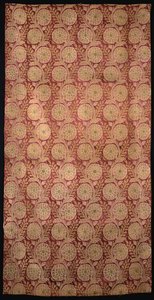 金色の花の頭を持つ起伏のある茎で織られた赤いサテンの長さ 作： Ottoman School