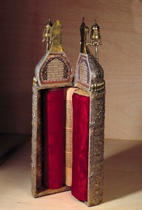 アート・オスマン（イスラエル）。トーラ号のルーローとそのケース