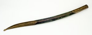 ヤタガラスの鞘（鉄に金のコフトガリ象嵌、木とベルベット 作： Ottoman School