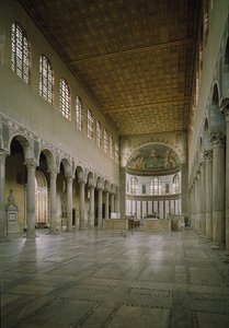 5世紀に設立された聖サビーナ教会（中央身廊）の内観 作： Paleo Christian