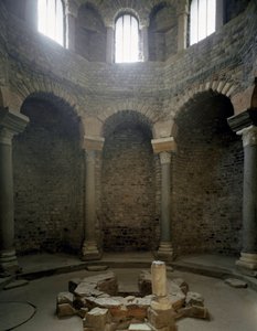 パレオクレティア美術：バプティステールの内部の眺め、5世紀。フレジュス(ヴァール) 作： Paleo Christian