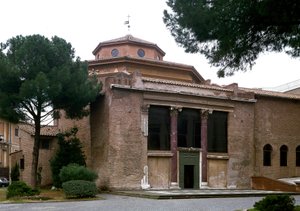 440年頃に建設されたパレオクレチア時代のサンジョバンニ・イン・ラテラノ（聖ヨハネ・ラテラノ）の洗礼堂（battistero lateranense o san Giovanni in Fonte）の眺め。ローマ 作： Paleo Christian